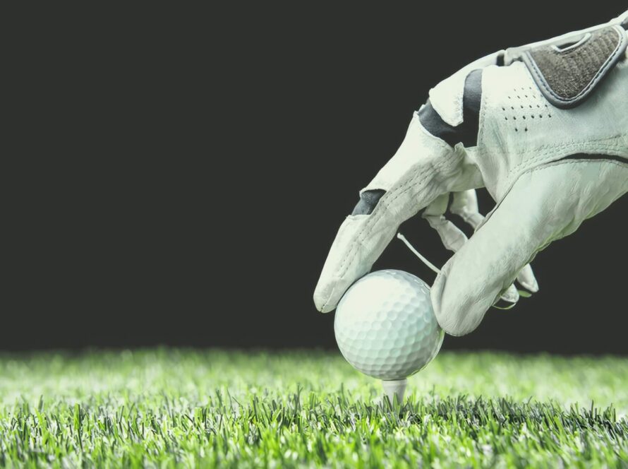 Gant de golf tenant une balle – emploi golf Val-Neigette
