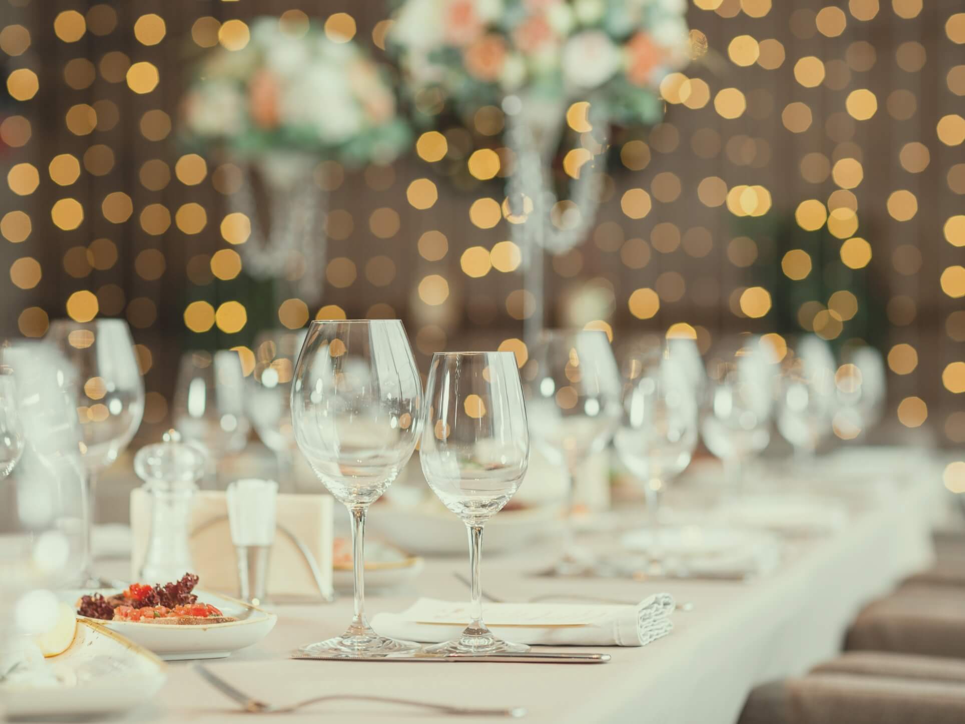 Table de mariage élégante au Club de golf Val-Neigette pour événements golf à Rimouski