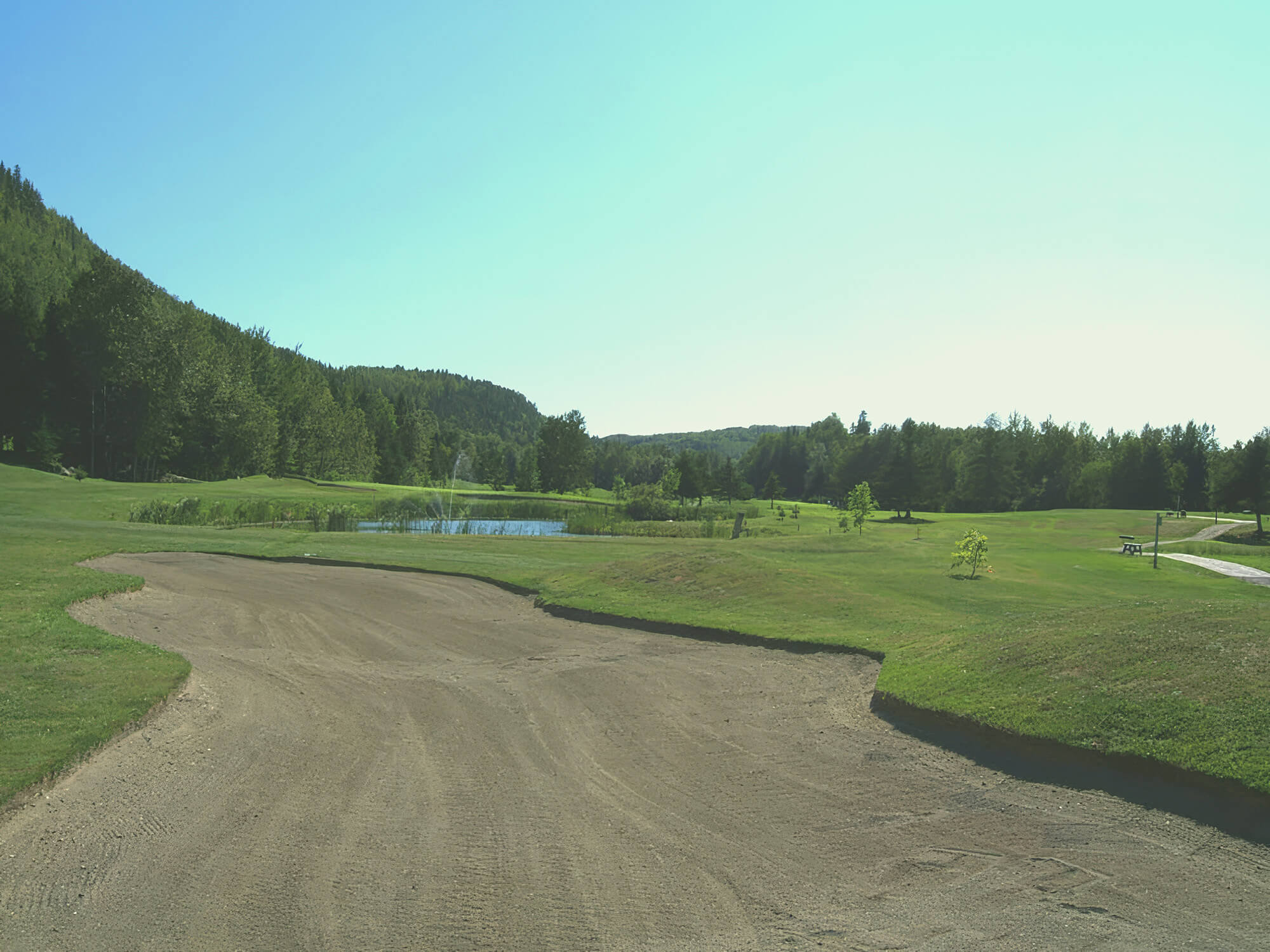 Chemin de golf au Club Val-Neigette à Rimouski, encadré de verdure
