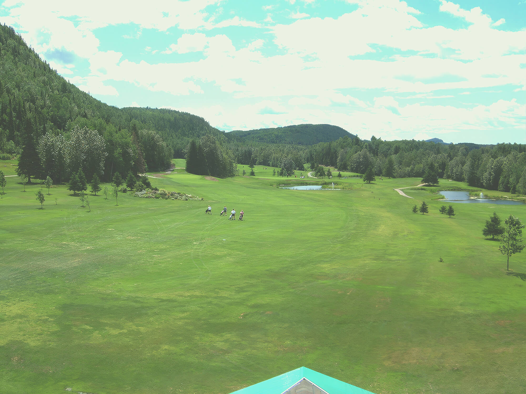 Vue panoramique du parcours de golf Val-Neigette à Rimouski – trou en pente entouré de montagnes